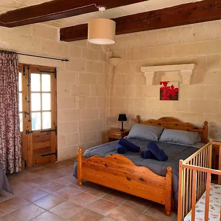 With Pool, Tas-summiena Gozo