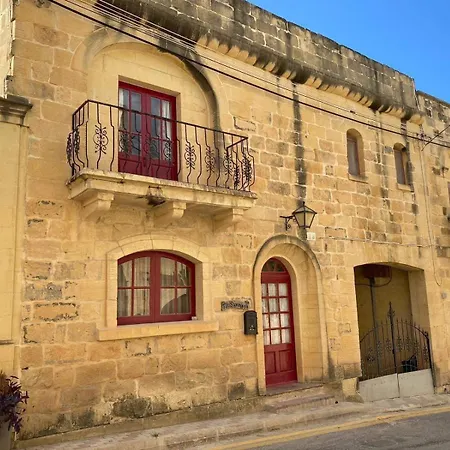 With Pool, Tas-summiena Gozo *